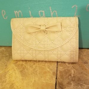 CBOCS cream vintage look bifold wallet
Magnetic sn